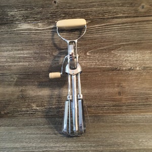 Vintage rotary beater/Farmhouse hand beater/ Farmhouse decor/ kitchen decor/ Vintage metal hand  beater/ Country decor/ Primitive decor