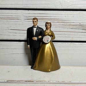 Small plastic vintage bride and groom cake topper/ Kitsch bride and groom pair/wedding decor/wedding shower decor/Wilton/Chicago/Anniversary
