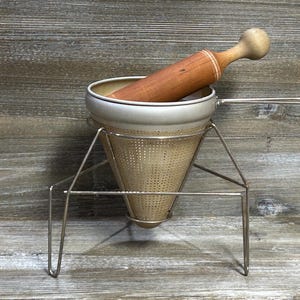Vintage aluminum colander, sieve, strainer with stand snd pestle/ Vintage kitchen utensils/ Kitchen decor