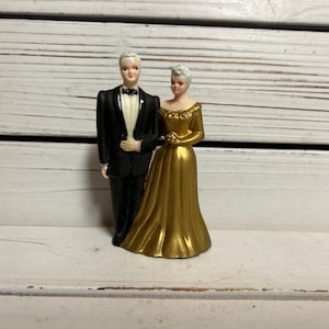 Small plastic vintage bride and groom cake topper/Kitsch plastic bride and groom/wedding shower/anniversary