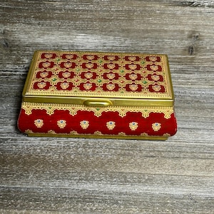 Vintage tea tin//Candy tin/ collectible tin/ shabby tea tin/vintage kitchen tin/shabby gift tin/tea tin