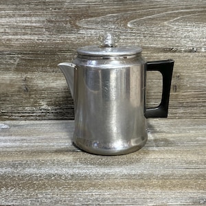 cafetière vintage en aluminium sur la cuisinière