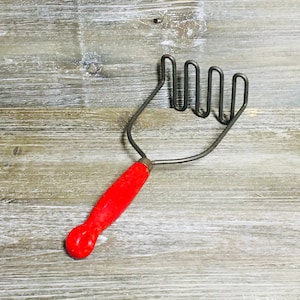 Old vintage red handled potato masher/Vintage kitchen utensil/ Farmhouse decor/ Country decor/ Primitive decor/ Kitchen vignette