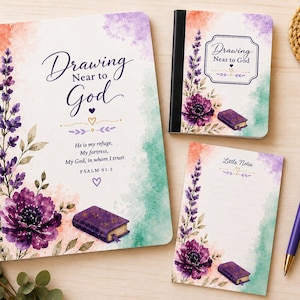 Op de afbeelding: Een spiraalgebonden notitieboek, een klein dagboek en een notitieblok met aquarel bloemmotieven in paars en groen. De tekst luidt Drawing Near to God, He is my refuge, My fortress, My God, in whom I trust. PSALM 91:2, en Little Notes.