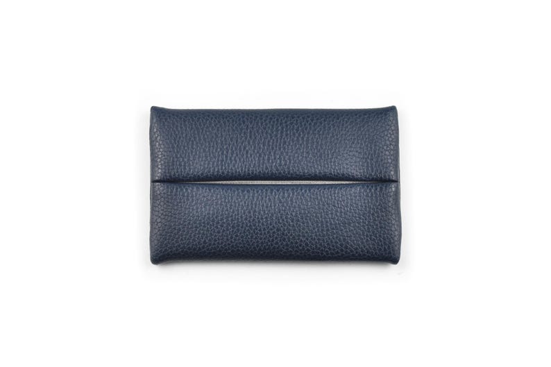 Pu&ograve; includere: Un porta fazzoletti rettangolare blu navy con una superficie testurizzata e granulosa. L'accessorio presenta una fessura orizzontale al centro, che consente di estrarre i fazzoletti dallo scomparto interno di questo oggetto compatto.