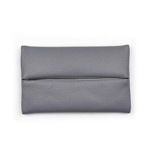 Pu&ograve; includere: Un porta fazzoletti rettangolare di colore grigio con una texture granulata. L'oggetto presenta una fessura orizzontale al centro che permette di estrarre i fazzoletti. Il design &egrave; semplice e funzionale, con un colore grigio uniforme.
