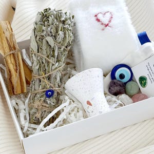 Spiritual Gift Box, Home Cleansing Kit with Palo Santo, Sage Smudge Gift Box, Cozy Gift Box, Housewarming Gift Idea, Positive Energy Crystal