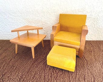 Sillón de casa de muñecas STROMBECKER de mediados de siglo con otomana y mesa auxiliar de dos niveles