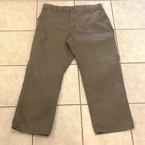 Puede incluir: Pantalones de trabajo verde oliva con m&uacute;ltiples bolsillos y dise&ntilde;o de pierna recta. Los pantalones est&aacute;n hechos de una tela duradera y est&aacute;n colocados sobre una superficie de baldosas. Cierre de bot&oacute;n y cremallera.