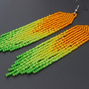 Oranje en groene kralen oorbellen Heldere kleurrijke oorbellen Bungelen oorbellen Zaad kralen oorbellen Fringe oorbellen Lange kralenwerk oorbellen Azteeks
