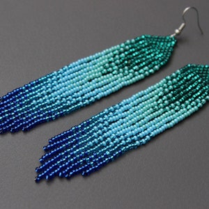 Pendientes colgantes con cuentas de semillas degradadas en turquesa, estilo bohemio.