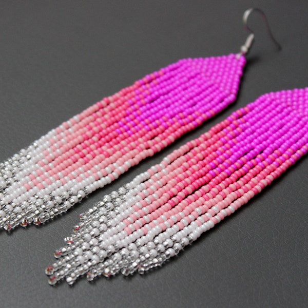 Boucles d’oreilles perlées, boucles d’oreilles longues, boucles d’oreilles indigènes, boucles d’oreilles de perles de graines, boucle d’oreille rose chaud de lustre, boucles d’oreilles de frange, du rose au cristal