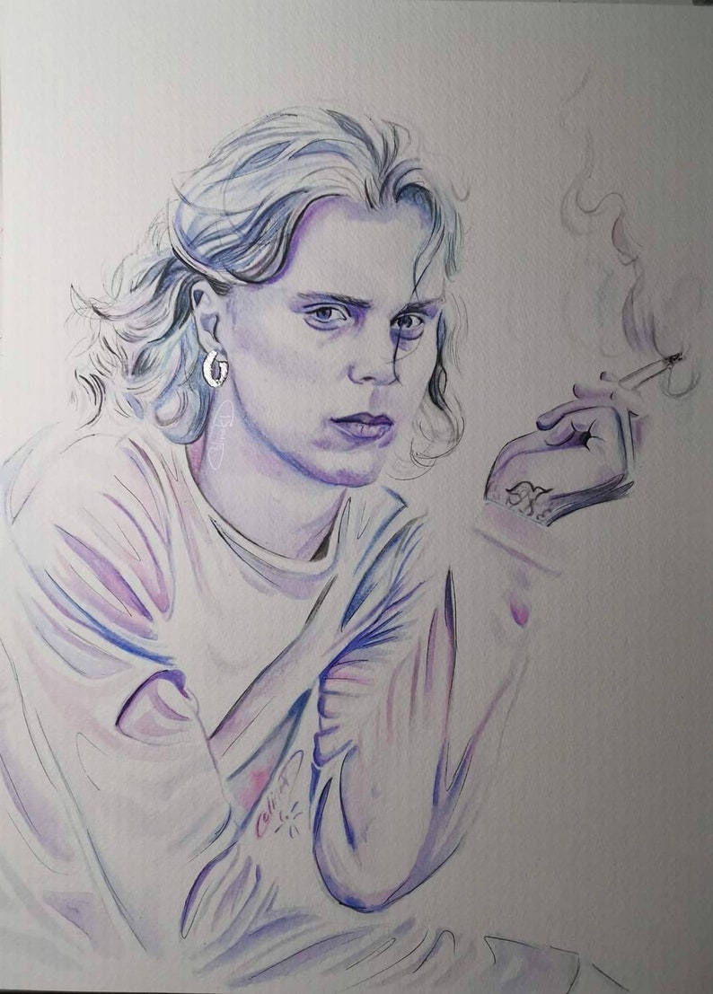 Puede incluir: Una pintura de acuarela de una persona con el pelo largo y ondulado, de color azul claro. La persona lleva una camisa de color p&uacute;rpura claro y sostiene un cigarrillo en su mano derecha. Hay humo saliendo del cigarrillo.