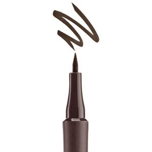 Puede incluir: Un delineador de ojos marrón oscuro con una punta fina, que se muestra con un trazo del mismo color. El bolígrafo tiene un diseño elegante y cilíndrico. El producto está diseñado para una aplicación precisa y para crear looks de ojos definidos.