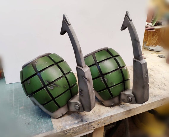 Bakugou Katsuki grenade bracers gauntlets, Boku No Hero Academia, Bakugo cosplay