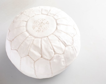 Modern vit läderpuff, 50 cm (l) x 33 cm (h), läderpuff, marockansk puff, handgjord puff
