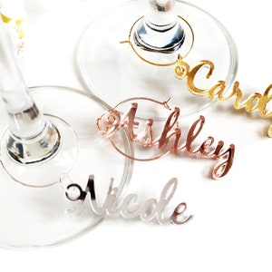 Aangepaste wijncharme, wijncharmes bruiloft, gouden wijncharmes, wijnglasbedels, bruiloftcharmes, wijncharmes personaliseren, tafelnaamkaartjes