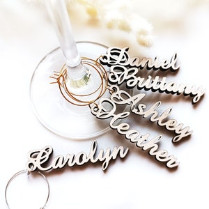 Encanto de vino personalizado, Encantos de vino de madera, etiquetas de nombre de mesa, Encantos de copa de vino, Nombres de configuración de lugares, Encanto de vino de boda, Encanto de vino personalizado