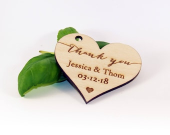 Danke Tags, Holzbevorzugungen, Hochzeitsbevorzugungen, rustikale Tags, rustikale Tags für Hochzeit, benutzerdefinierte Tags, Herzanhänger, Namensschilder für Hochzeiten, rustikale Bevorzugung