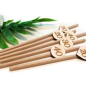 Può includere: Set di cannucce di carta marrone con etichette di legno a forma di cuore e rotonde. Le etichette sono incise con i numeri 20, 30 e 40.
