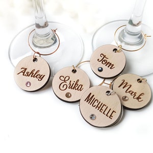 Hölzerne Weinglasanhänger mit Kristallperle, personalisierte benutzerdefinierte Namen Geschenkanhänger, Hochzeit Tischkarten, Tischnamenkarte, Hochzeitsgeschenke