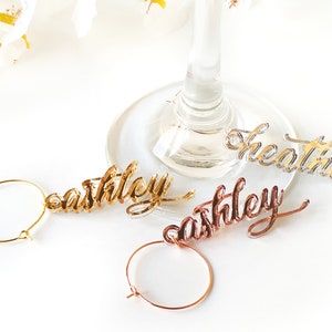 Aangepaste wijncharme, wijncharmes bruiloft, gouden wijncharmes, wijnglasbedels, bruiloftcharmes, wijncharmes personaliseren, tafelnaamkaartjes