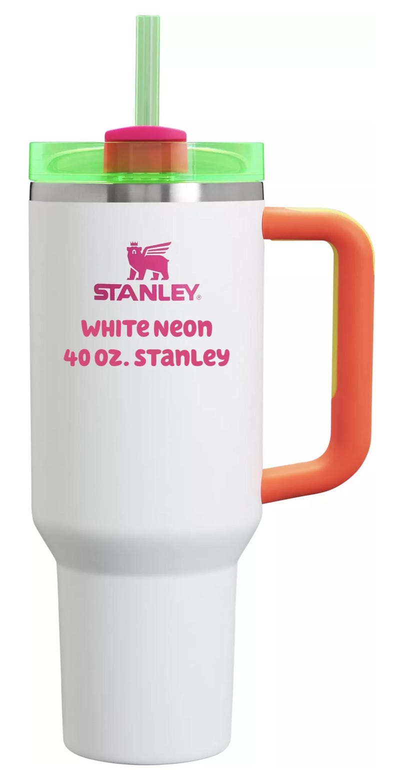 Puede incluir: Un vaso Stanley blanco de 40 oz con tapa verde ne&oacute;n, pajita rosa y asa naranja. El frente presenta un logotipo de oso rosa sobre el texto "STANLEY", "WHITE NEON" y "40 OZ. STANLEY" impreso en letras de color rosa y naranja.