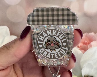 Carrete de insignias de taza de café con temática de pavo kawaii agradecido