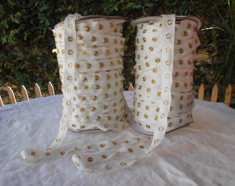 Cinta de sarga blanca con broches dorados, artículos de costura
