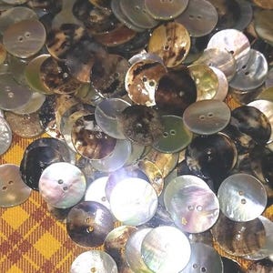 3/4&quot; in Diameter Mother of Pearl Natural Shell 2 hole Buttons 30 Ligne  sold in Lots of 12