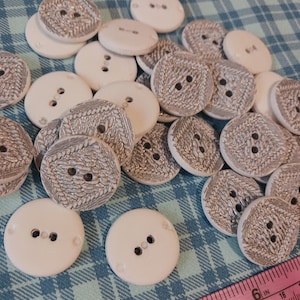 Plastic 2 hole 40 ligne Buttons with silver embossed design in Lots a of 12  Beautiful design Perfect for all sewing projects