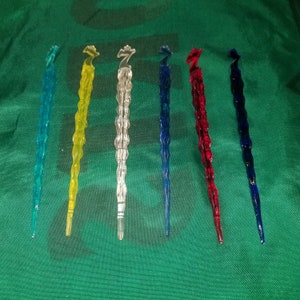 以下が含まれることがあります： 異なる色のプラスチック製のつららオーナメント6個。青、黄、白、濃い青、赤、薄い青。つららはすべて同じくらいの大きさで形も一緒です。