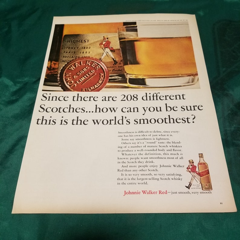 Może przedstawiać: Winietkowe ogłoszenie dla szkockiej whisky Johnnie Walker Red Label. Reklama przedstawia szklankę szkockiej, butelkę szkockiej i czerwoną pieczęć z logo Johnnie Walker. Tekst brzmi: "Skoro istnieje 208 r&oacute;żnych szkockich... jak możesz mieć pewność, że to ten najdelikatniejszy na świecie?" i "Johnnie Walker Red - po prostu delikatny, bardzo delikatny."