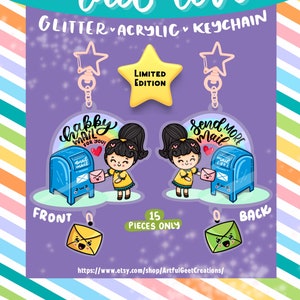 Pu&ograve; includere: Un portachiavi colorato in glitter e acrilico con una ragazza dei cartoni animati che tiene una lettera e una cassetta delle lettere. Il testo sul portachiavi dice "Spread Snail Mail Love" e "Happy Mail for You!" e "Send More Mail". Il portachiavi &egrave; un'edizione limitata e sono stati realizzati solo 15 pezzi.