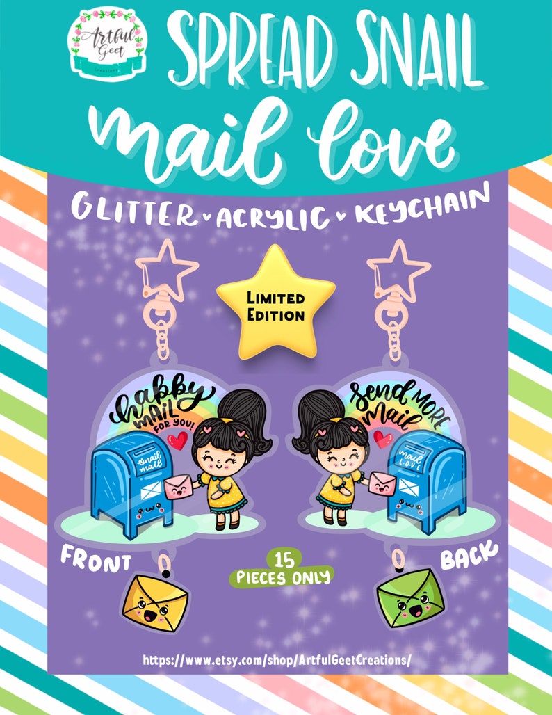 Pu&ograve; includere: Un portachiavi colorato in glitter e acrilico con una ragazza dei cartoni animati che tiene una lettera e una cassetta delle lettere. Il testo sul portachiavi dice "Spread Snail Mail Love" e "Happy Mail for You!" e "Send More Mail". Il portachiavi &egrave; un'edizione limitata e sono stati realizzati solo 15 pezzi.
