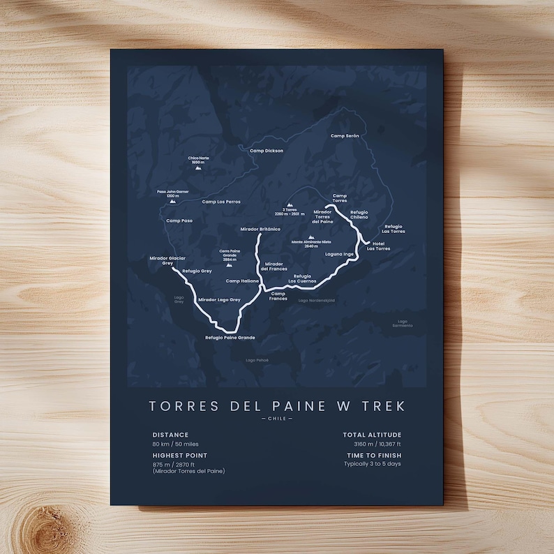 Impresión de la ruta W de Torres del Paine / Mapa de la ruta W de Patagonia / Póster de senderismo en Chile / Arte mural de trekking en la Patagonia / Decoración de pared de senderismo en Sudamérica Blue - Standard