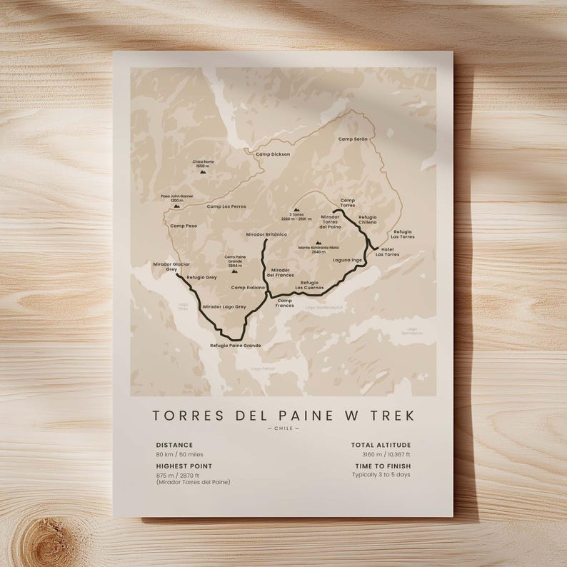 Impresión de la ruta W de Torres del Paine / Mapa de la ruta W de Patagonia / Póster de senderismo en Chile / Arte mural de trekking en la Patagonia / Decoración de pared de senderismo en Sudamérica Beige - Standard