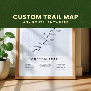 Peut inclure: Une carte de sentier personnalisée encadrée avec le texte "CUSTOM TRAIL MAP ANY ROUTTE, ANYWHERE". La carte est en noir et blanc avec un itinéraire de sentier marqué. Comprend des champs pour la distance, le point culminant, l'altitude totale et la date d'achèvement.