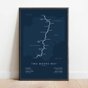 Impression de carte du chemin des deux Maures | Devon d'un océan à l'autre affiche de Zazzle.be Liste d'envies Vous avez des idées ? Art mural sentier de randonnée d'Angleterre | Poster cadeau de trekking au Royaume-Uni | Cadeaux pour la randonnée