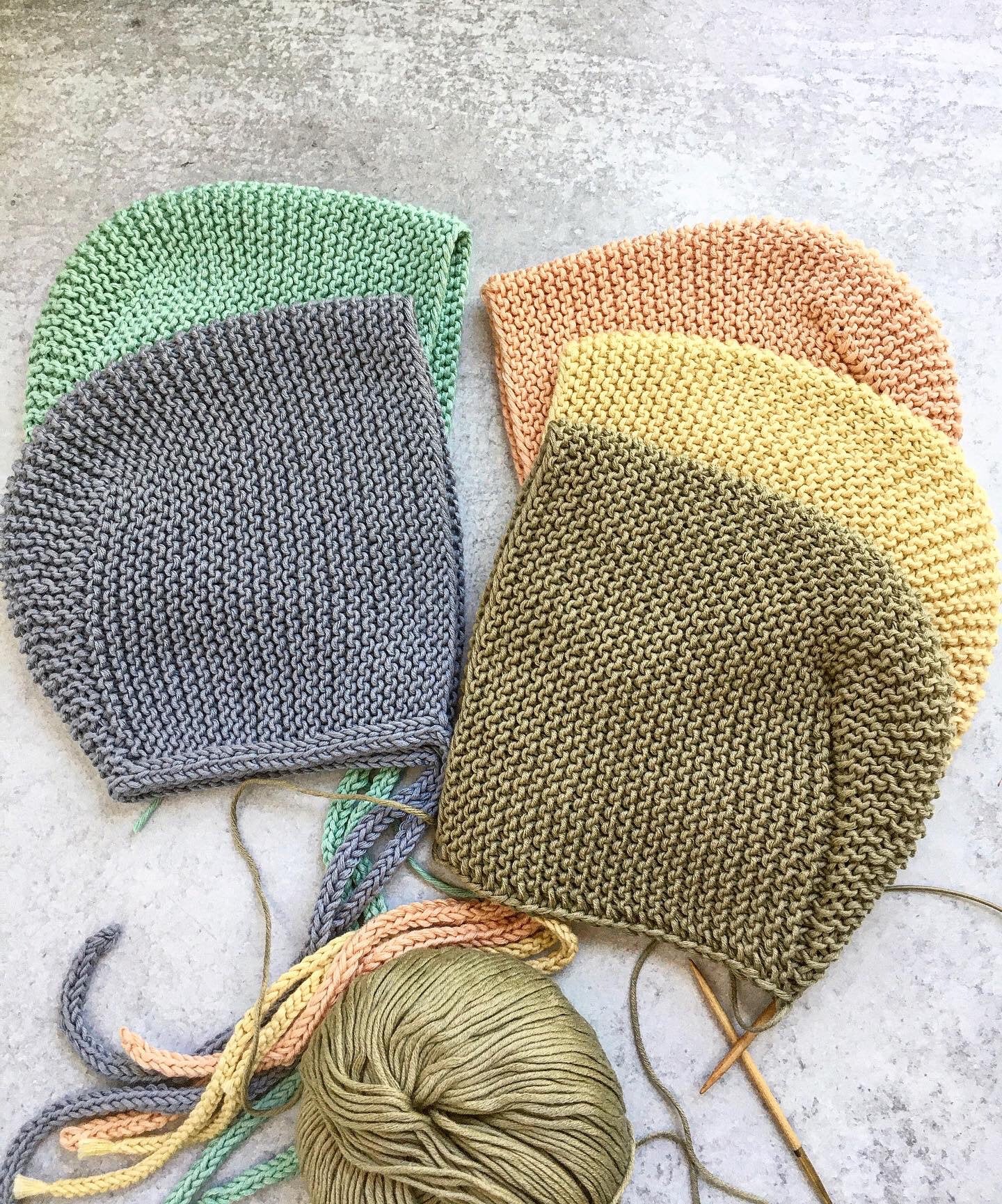 Knitted baby cheap bonnet pattern