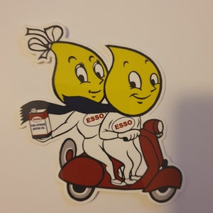 Restauración de pegatinas resistentes a la intemperie con aceite Esso para una pareja con goteo de aceite retro en una scooter Vespa