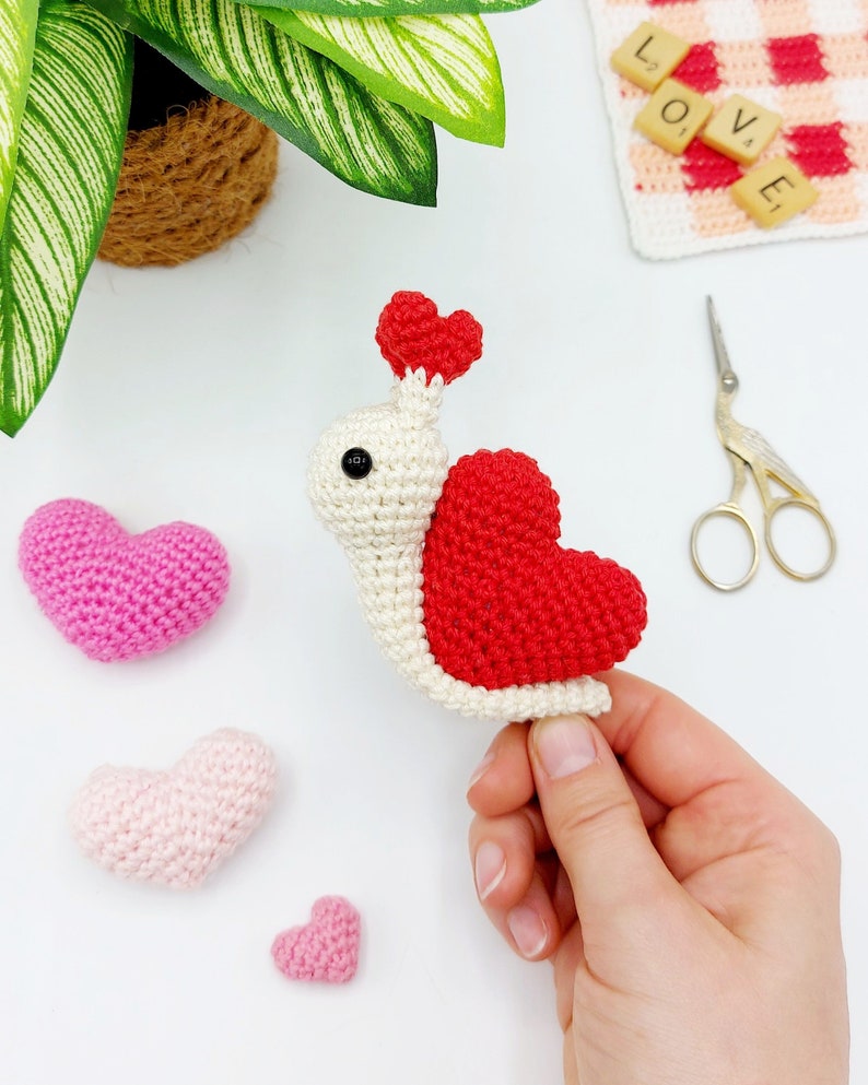 PATTERN: Valentine Snail Crochet Pattern, Amigurumi Crochet Pattern, Shelva, the Valentine Snail, Amigurumi Pattern image 1