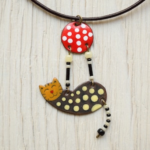 Gato manchado, collar de esmalte, lunar, gato manchado, gato de Bengala, bola de puntos, circo, aerialista, negro amarillo, gato negro, para los fans de los gatos,