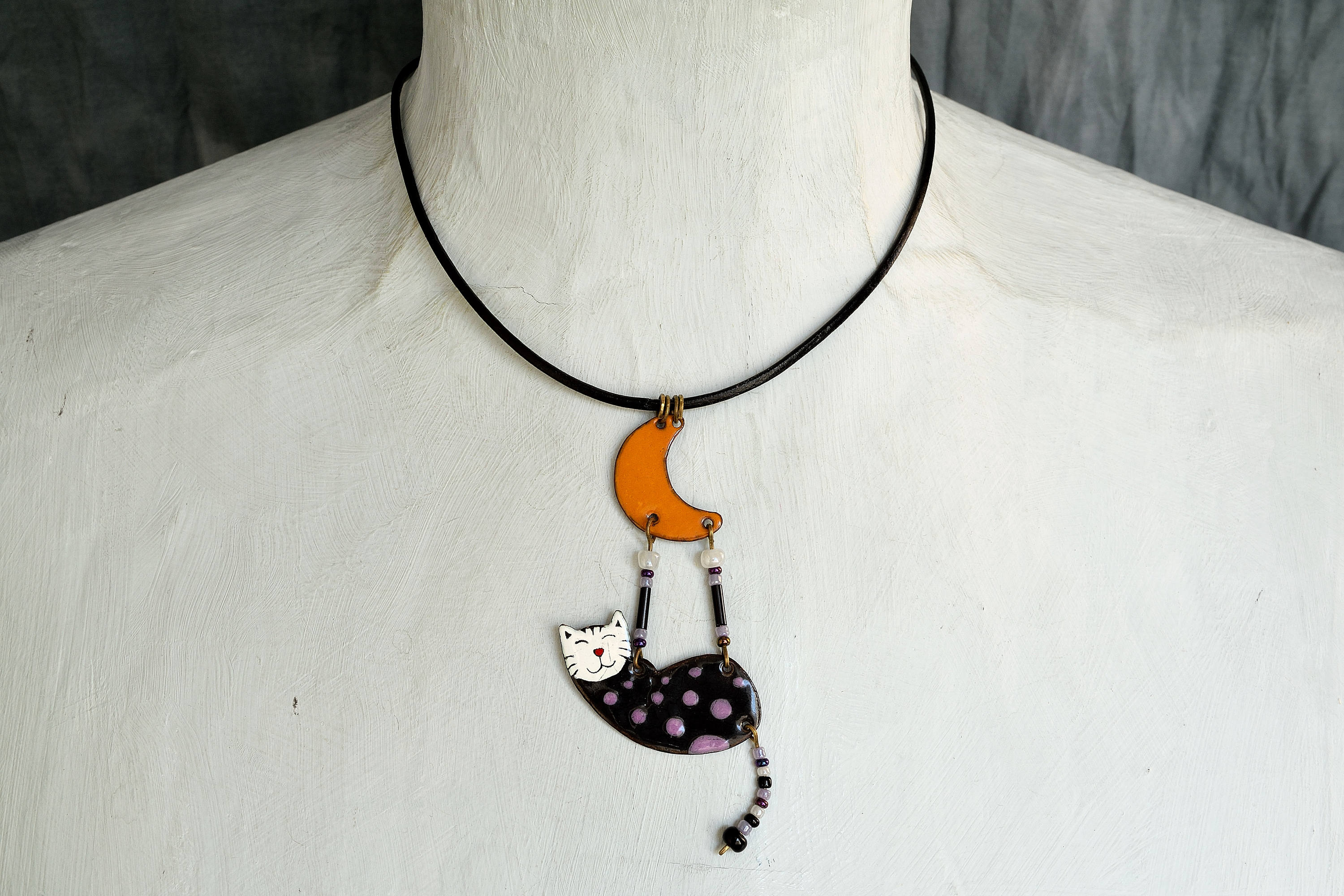 Collana Con Pendente Gatto E Luna In Smalto - Regalo Per Amanti Dei Gatti In Elegante Scatola