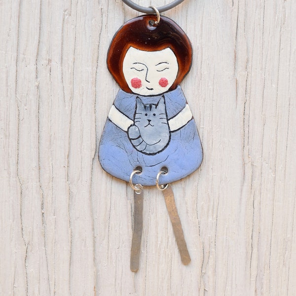 Fille et chat, Collier en émail, Robe bleue, Chat gris, Chat persan, Chat persan gris, Fille aux cheveux bruns, Collier de fan de chat, Bob Hair, Chaton,