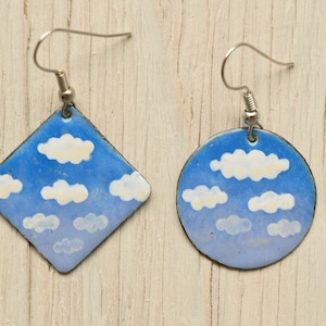 Wolke Ohrringe, Wolke in den Himmel Ohrringe, Panorama Himmel, Wolke Schmuck, Emaille Ohrringe, fliegen, Boho Ohrringe, asymmetrische Ohrringe, Himmel,