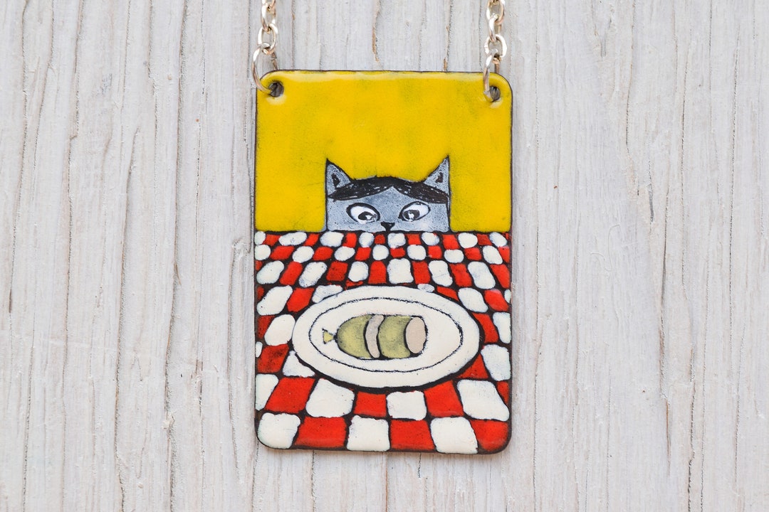 Stay Home, Tisch, Wurst, Salami, Katze Halskette, Emaille Halskette, Teller im Tisch, Katzen