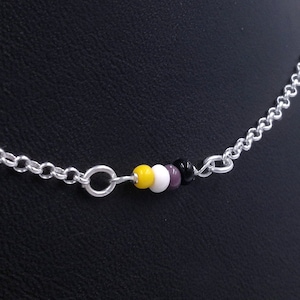 Nonbinary Pride Flag-choker: LGBTQ-ketting met sterlingzilveren kralenketting