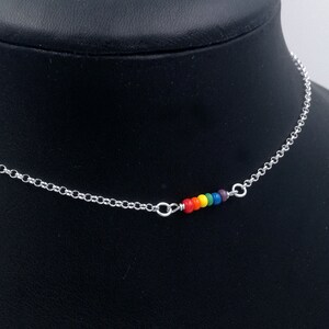 Pride Flagge Choker Halskette. LGBTQ Schmuck. Zarte perlen schmuck aus sterling silber. Dezentes Regenbogen Symbol. Geschenkidee. Skandinavisch.