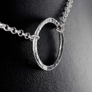 Collar de aro en plata de ley, discreto collar Sub Day